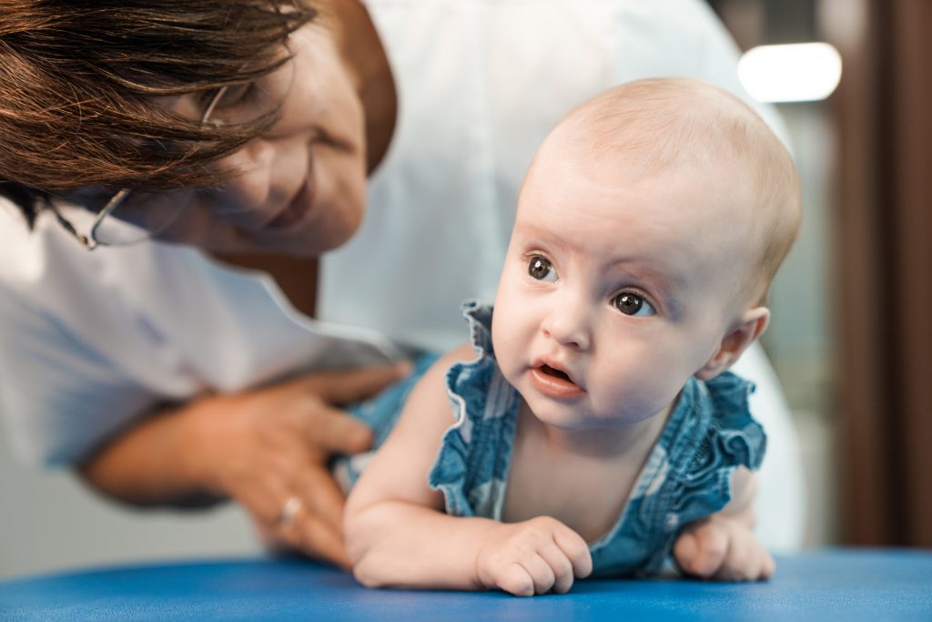 babies crawl